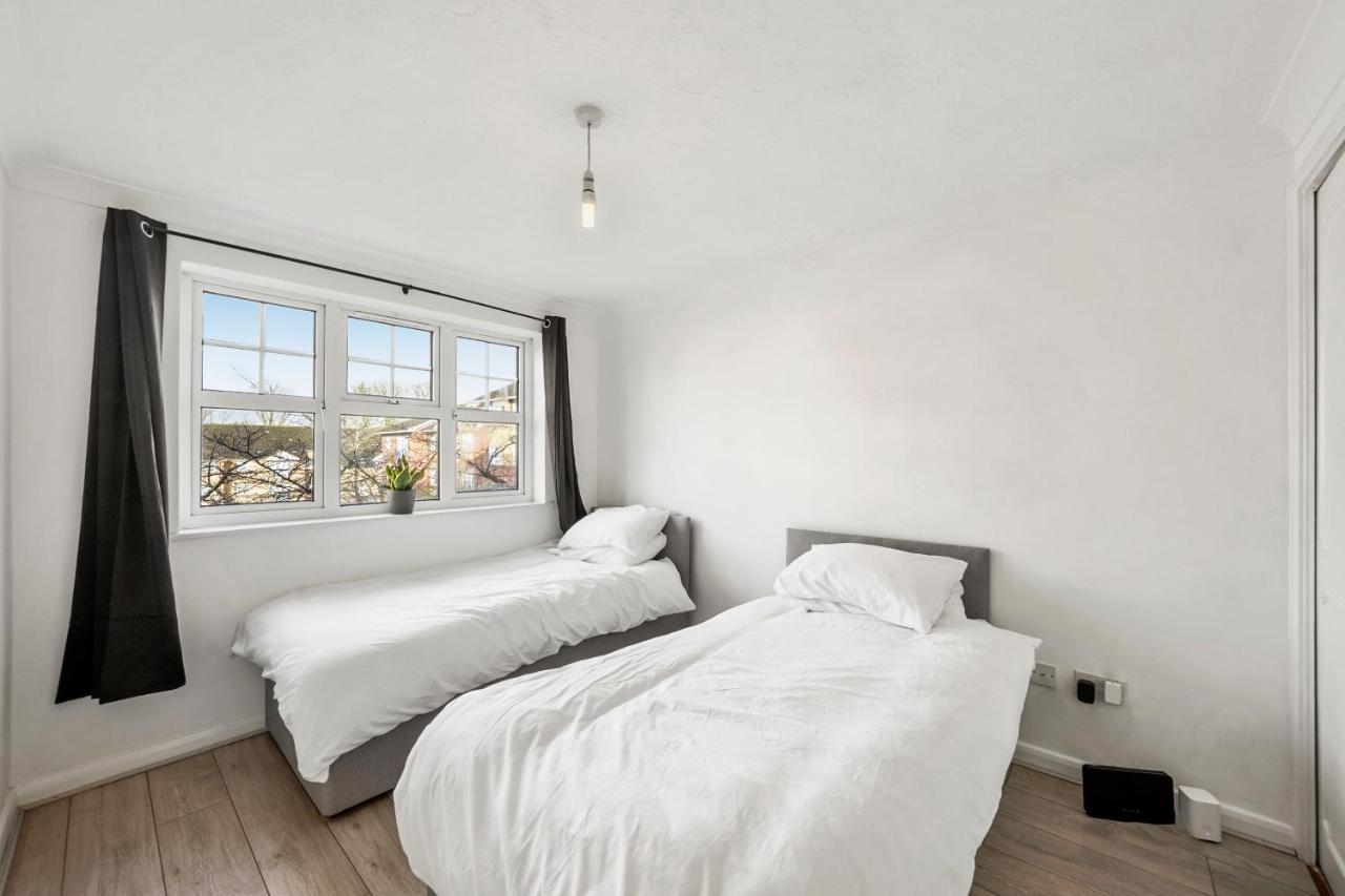 Cozy Luton Town Centre Retreat Apartment Bagian luar foto