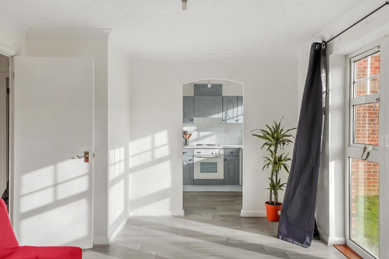 Cozy Luton Town Centre Retreat Apartment Bagian luar foto